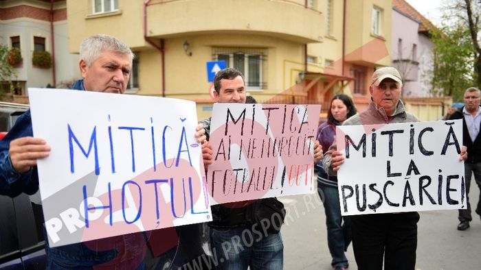 FOTO Proteste la sediul LPF, înainte de alegeri: "Mitică ai nenorocit fotbalul! OUT!"  Dragomir, contestat de suporteri