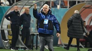 Incredibil! Ce eșarfă cu chipul lui Marius Şumudică au putut cumpăra fanii FCSB la derby-ul cu Rapid