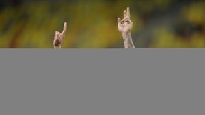 Denis Alibec, nerăbdător să ajungă în vestiar. Patronul Ioan Niculae "a coborât" printre astrali după calificarea în finala Cupei României. Vin banii? "Merg acum să văd"