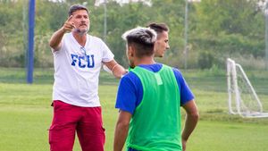 Fanii protestează, ”FC U” Craiova își vede de treabă! Nicolo Napoli a condus deja două antrenamente, deși suporterii au pornit ”războiul” și îi cer vehement plecarea