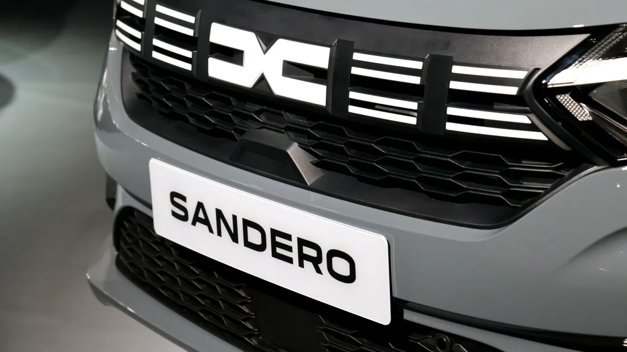 Cum arată noul interior de la Dacia Sandero 2026! Au apărut primele imagini „spion”: „Salt tehnologic evident!”