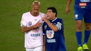 Doar Maradona :) VIDEO | Cum a reușit "El Pibe de Oro" să declanșeze un conflict cu Veron în timpul unui meci caritabil, organizat de Papa Francisc
