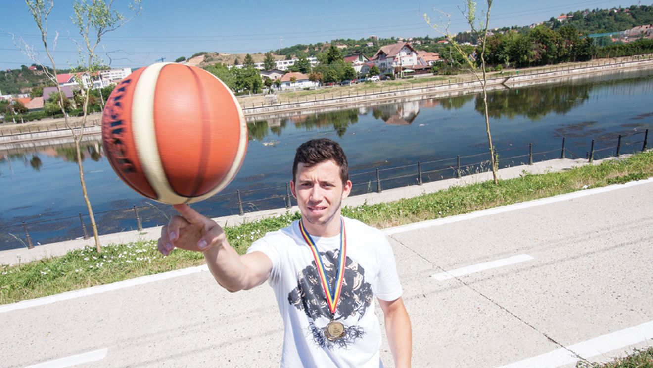 Baschet, roboți și calculatoare! Un jucător de la "U" Mobitelco a uimit prin realizarea unui robot de făcut sandwich-uri