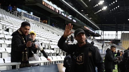 Mexicanul Carlos Vela, transferul bombă cu care Dinamo vrea să arunce în aer Superliga sau o nouă invenție anonimă pentru a băga de tot în ceață fanii "câinilor"? Ce scrie Transfermarkt