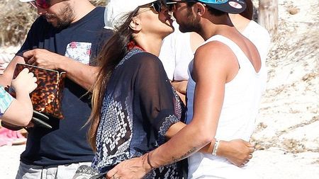 Fabregas, surprins în vacanță alături de iubita cu 12 ani mai în vârstă. Daniella e însărcinată din nou 