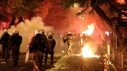 Bătaie generală, foc și fum pe străzile din Atena. VIDEO Poliția elenă nu face față ultrașilor de la PAOK și de la AEK, cu nici 24 de ore înainte de finala Cupei Greciei