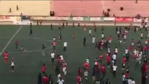 TRAGEDIE în Senegal! Opt persoane au murit, iar alte 49 au fost grav rănite în urma unor incidente violente între suporteri la finala Cupei Ligii | VIDEO