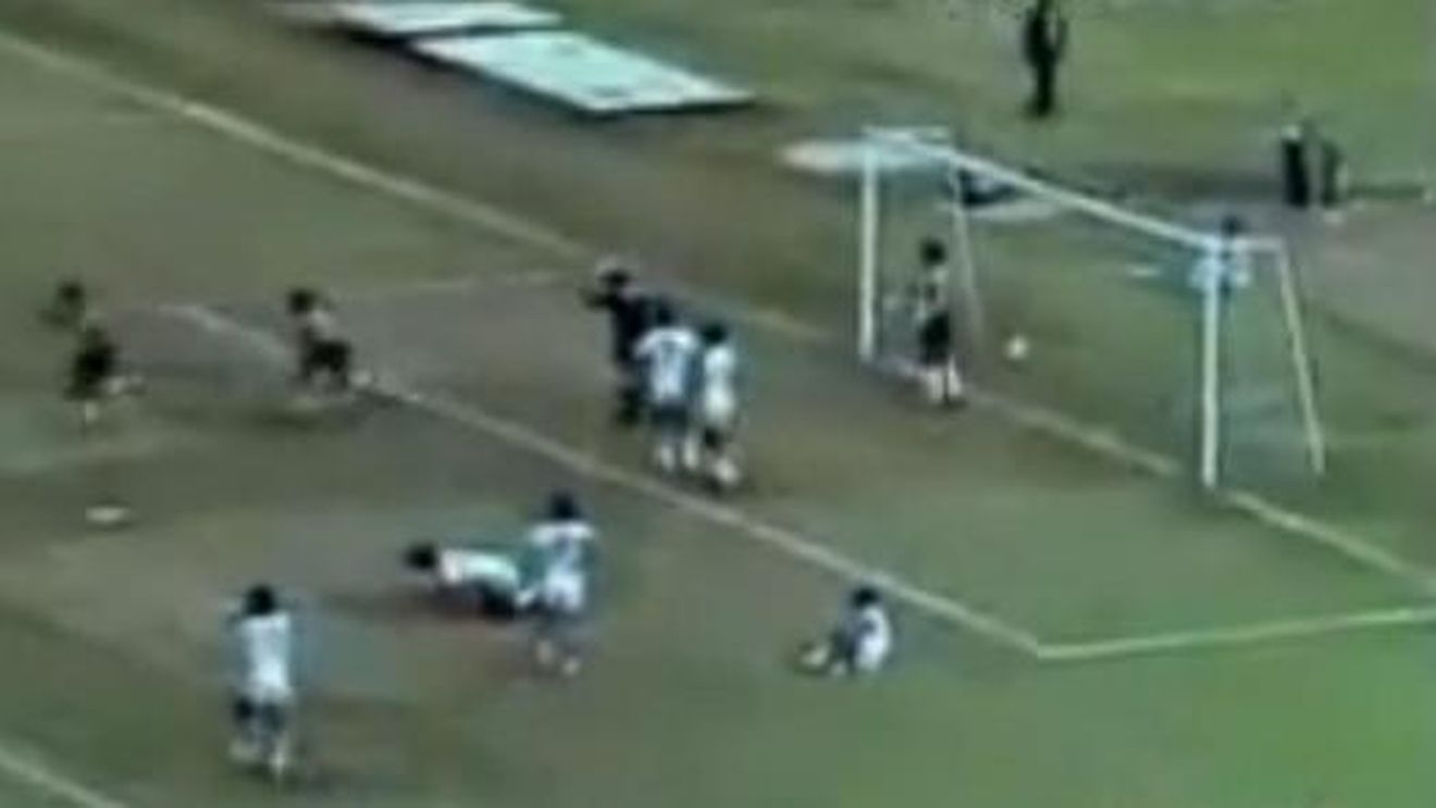 VIDEO IREAL! Arbitrul a decis campioana după ce chiar el a înscris și a validat un gol!