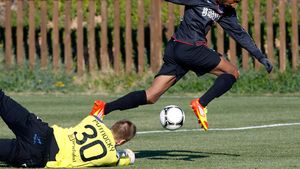 Drogba, pus în gardă de Anelka!** Francezul este trimis înapoi în Europa după ce și-a permis să-i spună unui fan care îl certa pentru aroganță: "Nu-mi pasă!"