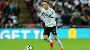 "Mulțumesc, dar asta e prea mult!". Germania stă pe un butoi cu pulbere. Tatăl lui Ozil își forțează fiul să se retragă 