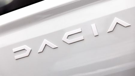 Primele imagini cu noua Dacia Sandero Hybrid. Cum arată mașina care va revoluționa piața auto