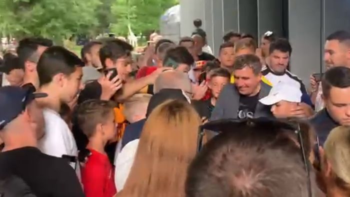 Gheorghe Hagi, primire senzațională la Cluj-Napoca! Gest impresionant al „Regelui”, după ce fanii s-au îmbulzit pentru poze și autografe | VIDEO EXCLUSIV