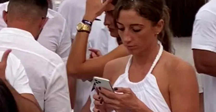 FOTO EXCLUSIV / Ce a făcut Patricia Vizitiu într-un club de fițe. A stat numai cu ochii pe telefon