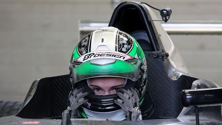 VIDEO | Alexandra Marinescu, singura femeie din România pilot de monopost, va concura în Formula 4 la doar 15 ani. "Am pilotat în echipa lui Schumacher până la accidentul acestuia. Visez la Formula 1, dar am nevoie de sponsori"