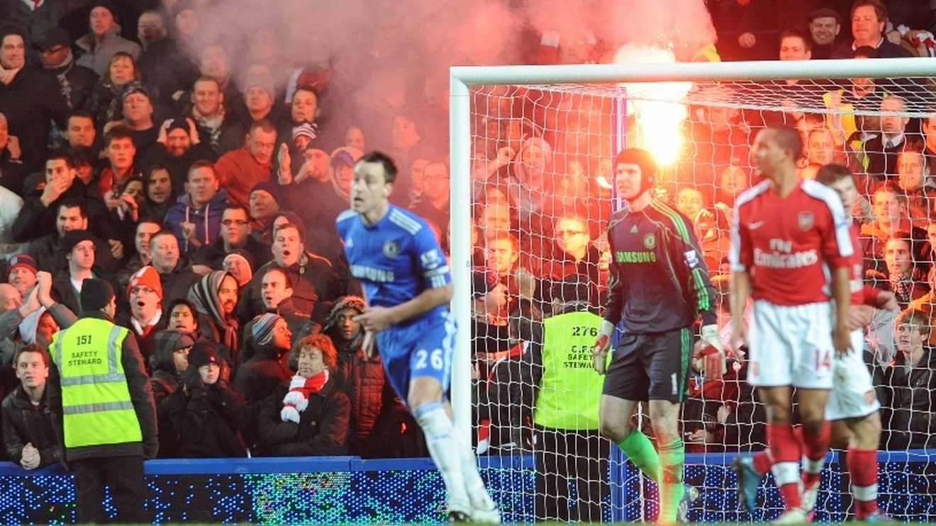 Englezi folosesc copii pentru a introduce petarde și fumigene pe stadioane! Ministrul de interne trage un semnal de alarmă: "Cineva poate fi ucis"