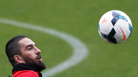 Luis Enrique se opune împrumutului lui Arda Turan la altă echipă: "Va rămâne cu noi". Mijlocașul turc are drept de joc pentru Barcelona abia în ianuarie 2016