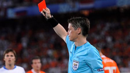 Ce mari fotbaliști români au debutat de-a lungul timpului în partide cu Norvegia și de ce fantoma fostului arbitru slovac Lubos Michel ne urmărește la Oslo
