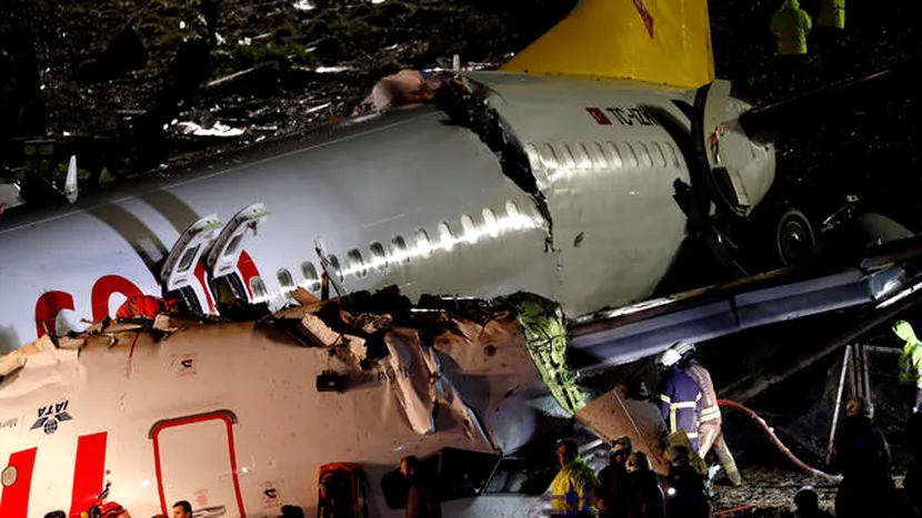 VIDEO | Momentul când un avion s-a rupt în trei pe pista de aterizare din Istanbul! Trei oameni au murit