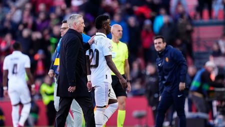 Carlo Ancelotti sare în apărarea lui Vinicius Junior, după ce brazilianul a fost criticat de o legendă a Barcelonei!