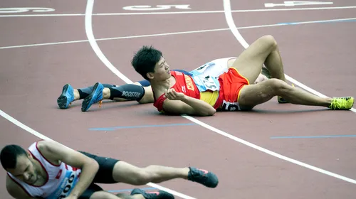 IMAGINEA ZILEI | Au căzut ca secerați după ce au trecut linia de sosire la proba de 400 de metri de la Jocurile Olimpice de Tineret de la Nanjing