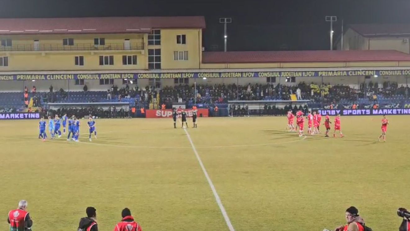 Gest golănesc al unui fan dinamovist în timpul momentului de reculegere în memoria lui Dinu Gheorghe