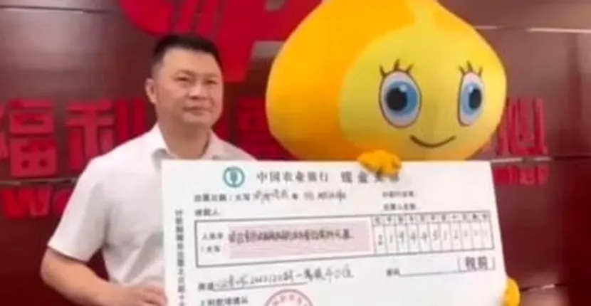 Un chinez a purtat un costum de desene animate pentru a-şi ridica premiul la loterie: a câştigat 30 de milioane de dolari şi nu vrea ca familia lui să ştie