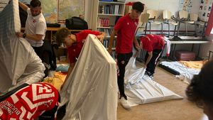 Cum comentează managerul CCJ Dinamo imaginile cu juniorii care dorm pe jos, într-o sală de clasă, la un turneu în Suedia: „E la fel ca la hotel. Locul unde stau, pentru ei, reprezintă o experiență pozitivă”. INTERVIU