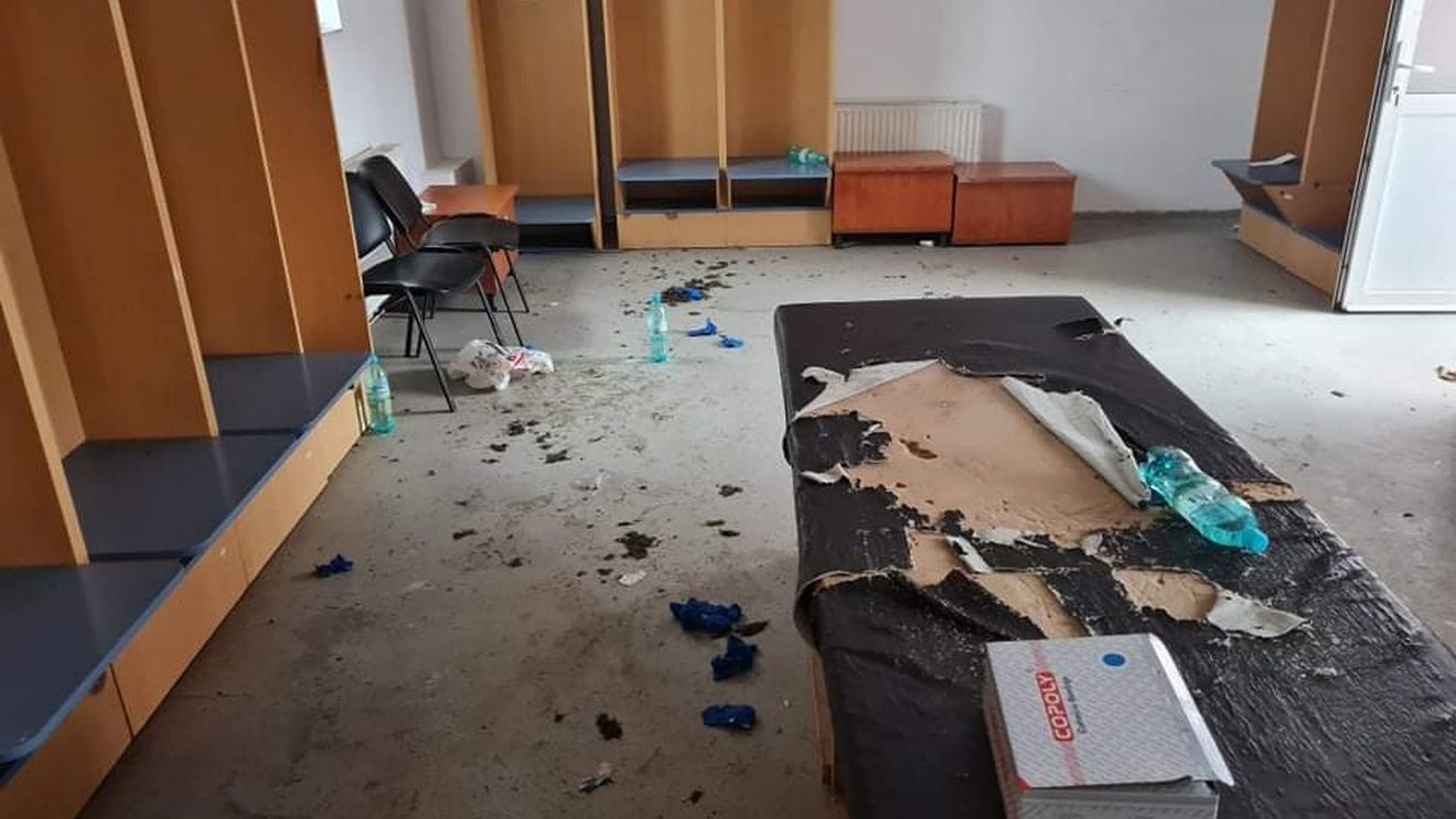 Jucătorii de la CSA Steaua au făcut din nou dezastru în vestiar! Echipa lui Daniel Oprița, ironizată de cei de la Poli Timișoara: „Noi știam că militarii își fac patul” | FOTO