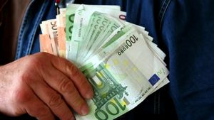 Un milionar spaniol a venit la Bucureşti şi a mers direct în cazinourile de lux. A „topit” 400.000 de euro şi un român l-a ajutat să facă rost de bani: „A pierdut tot”