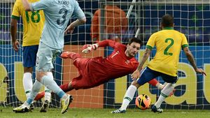 VIDEO Lloris factotum! Portarul și-a "renegat" postul și s-a apucat de driblinguri și deposedări contra Braziliei