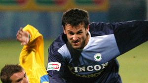 A ajuns la 50 de ani şi a dispărut complet din fenomen „urmaşul lui Gică Hagi”. Cum a pierdut 3 apartamente sau, mai bine zis, cum a fost păcălit: „Le-am pus cruce”