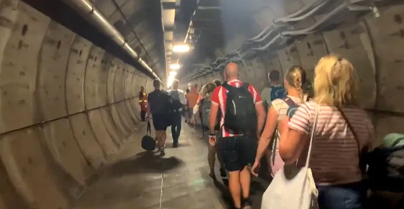 Zeci de pasageri au rămas blocați sub Canalul Mânecii, după ce un tren s-a defectat în Eurotunel. Mergeai pur și simplu, fără să știi ce se întâmplă