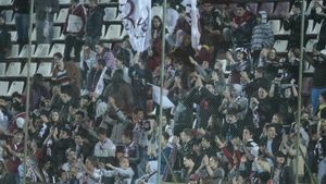 Fără bărbați, dar cu aceleași obiceiuri!** Fetele Giuleștiului au preluat sarcinile sexului tare: s-au războit cu stewarzii și au înjurat rivalele