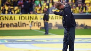 FOTO EMOȚIONANT | Cum și-au luat fanii lui Dortmund rămas bun de la Jurgen Klopp. Neamțul a părăsit stadionul în lacrimi