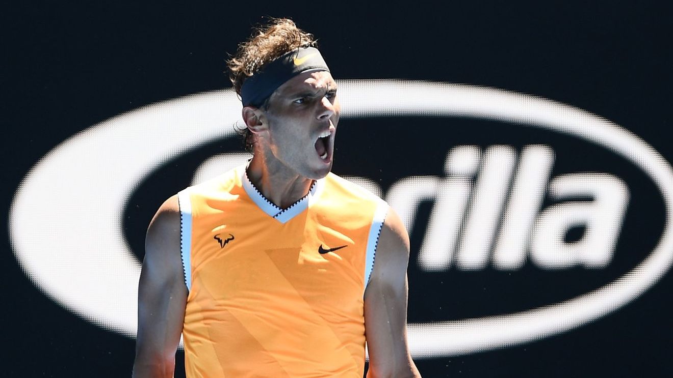 Rafael Nadal a obținut prima victorie în sezon la Australian Open, la capătul unei partide ieșite din tiparele tenisului actual. VIDEO: execuții de "punctul zilei" reușite de "Rafa"