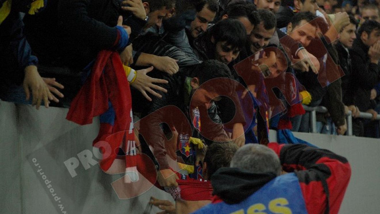 Martinovic, la un pas să fie "executat" de fani! FOTO** Cum l-au făcut prizonier pentru a-i lua tricoul