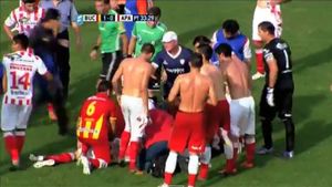 VIDEO | A căzut pe teren și a murit în drum spre spital! "Nimeni nu înțelege ce s-a întâmplat"