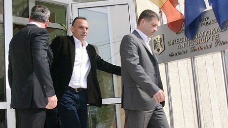 'Prunea e cel mai mare blatist!** Sandu să-l dea afară,dacă e bărbat'