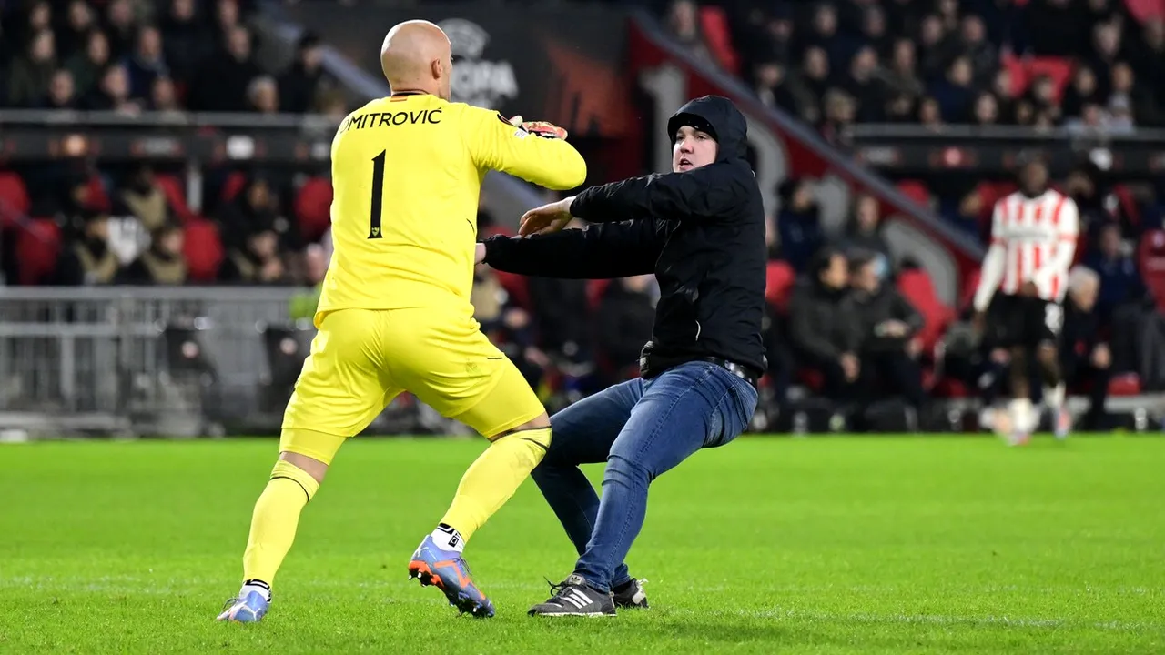 Scene incredibile în Europa League! Portarul celor de la Sevilla, lovit cu pumnul în față de un fan PSV! Prima reacție a lui Marko Dmitrovic | FOTO & VIDEO