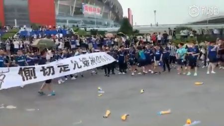 Incidente între fanii lui Inter și Juventus, înainte de meciul în care George Pușcaș a marcat! Fanii torinezilor nu au suportat mesajul afișat de rivali: "Jaful este în..."