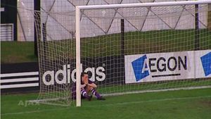 VIDEO "Ce ai făcut, fată?" :)** Ratarea lunii vine din fotbalul feminin: o fotbalistă s-a făcut de râs în fața porții goale. Ce a "reușit" atacanta