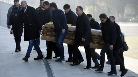 VIDEO CUTREMURĂ‚TOR | Sicriul cu trupul neînsuflețit al lui Daniel Prodan a fost adus la Arena Națională de Panduru, Gică Popescu, Stelea, Belodedici, Doboș și Viorel Moldovan