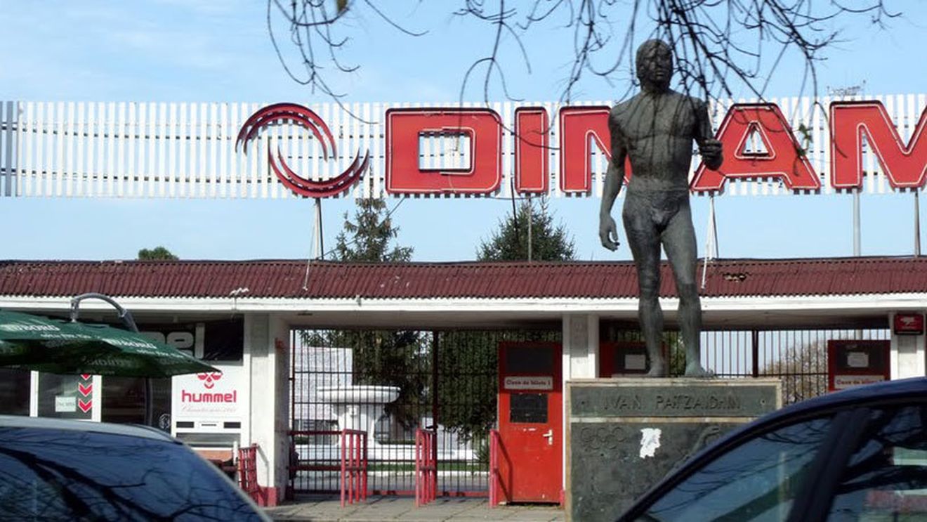 Aroganță istorică a steliștilor. FOTO INCREDIBIL | Au mers aseară în Ștefan cel Mare și au "profanat" statuia lui Ivan Patzaichin