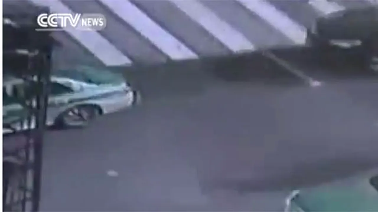 Un polițist chinez a evitat dezastrul: a dirijat mașinile astfel încât șoferii să ocolească un crater din asfalt