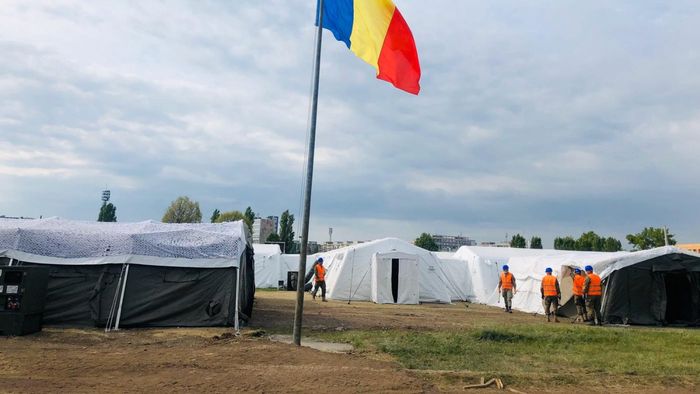 GALERIE FOTO | Spitalul de campanie de la Stadionul CFR din Timișoara este aproape gata să primească pacienți! Micile detalii care mai trebuie puse la punct