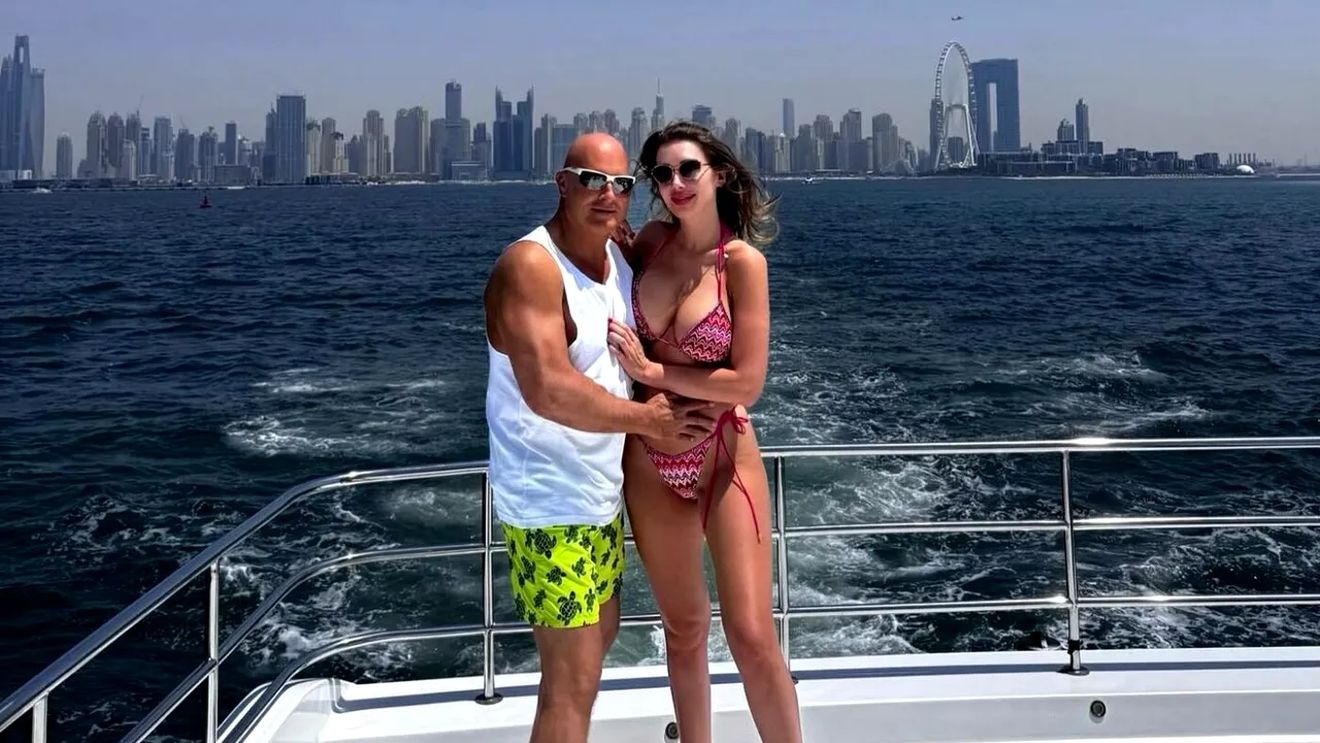 E cu 24 de ani mai tinerică, dar dragostea ei pentru milionarul Arpad Paszkany e din ce în ce mai aprinsă. Cum îl alintă Antonela pe afacerist. GALERIE FOTO