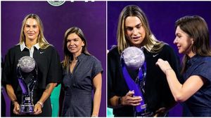 Controverse la Turneul Campioanelor după ce arabii au pus-o pe Simona Halep să-i înmâneze Arynei Sabalenka trofeul pentru locul 1 WTA: „De ce tocmai ea?”. FOTO