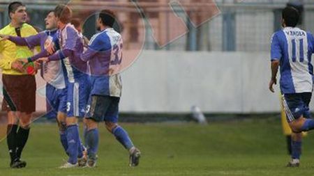 Trică, aproape să-l lovească pe "arbitrul-brichetă!"** Vezi filmul complet al incidentului!