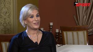 INTERVIU | Dezvăluirile Paulei Ungureanu. "Cel mai greu moment? Când îmi doream un copil, iar Dumnezeu mi-a dat o accidentare. Dar a venit și binele". Cum a devenit mica "Nadia" de sub Tâmpa regina de pe Everestul handbalului, incidentul de la Budapesta și foarfeca de la 20 de ani 