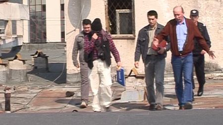 FOTO "Mă arunc dacă nu-l eliberați pe Gigi!"